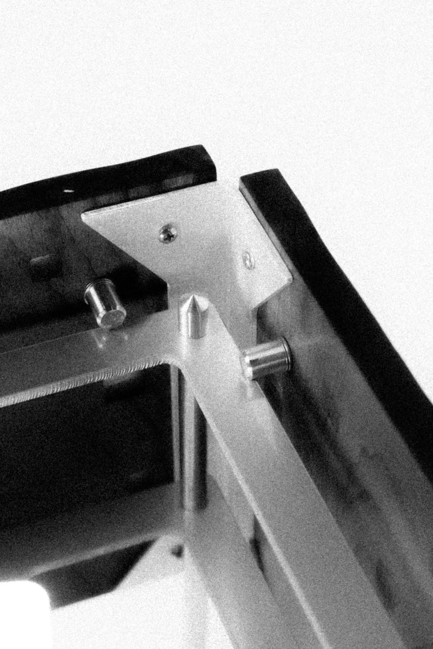 Imagem editorial em preto e branco de detalhe interno da cúpula da luminária de mesa Prisma, em madeira Imbuia, da coleção Massiva, da DONÓ Design.