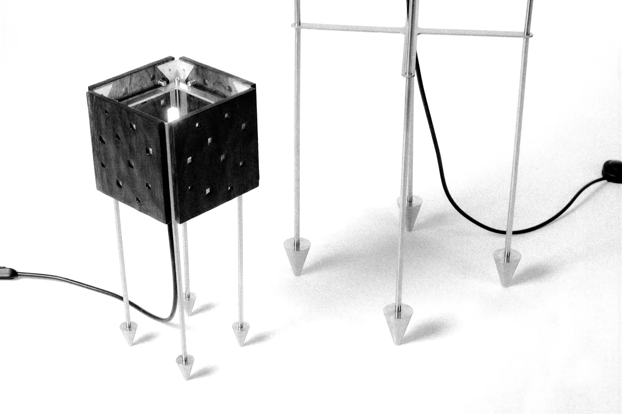 Imagem editorial em preto e branco da Luminária de Mesa Prisma e da Luminária de Chão Prisma, da coleção Massiva, da DONÓ Design.