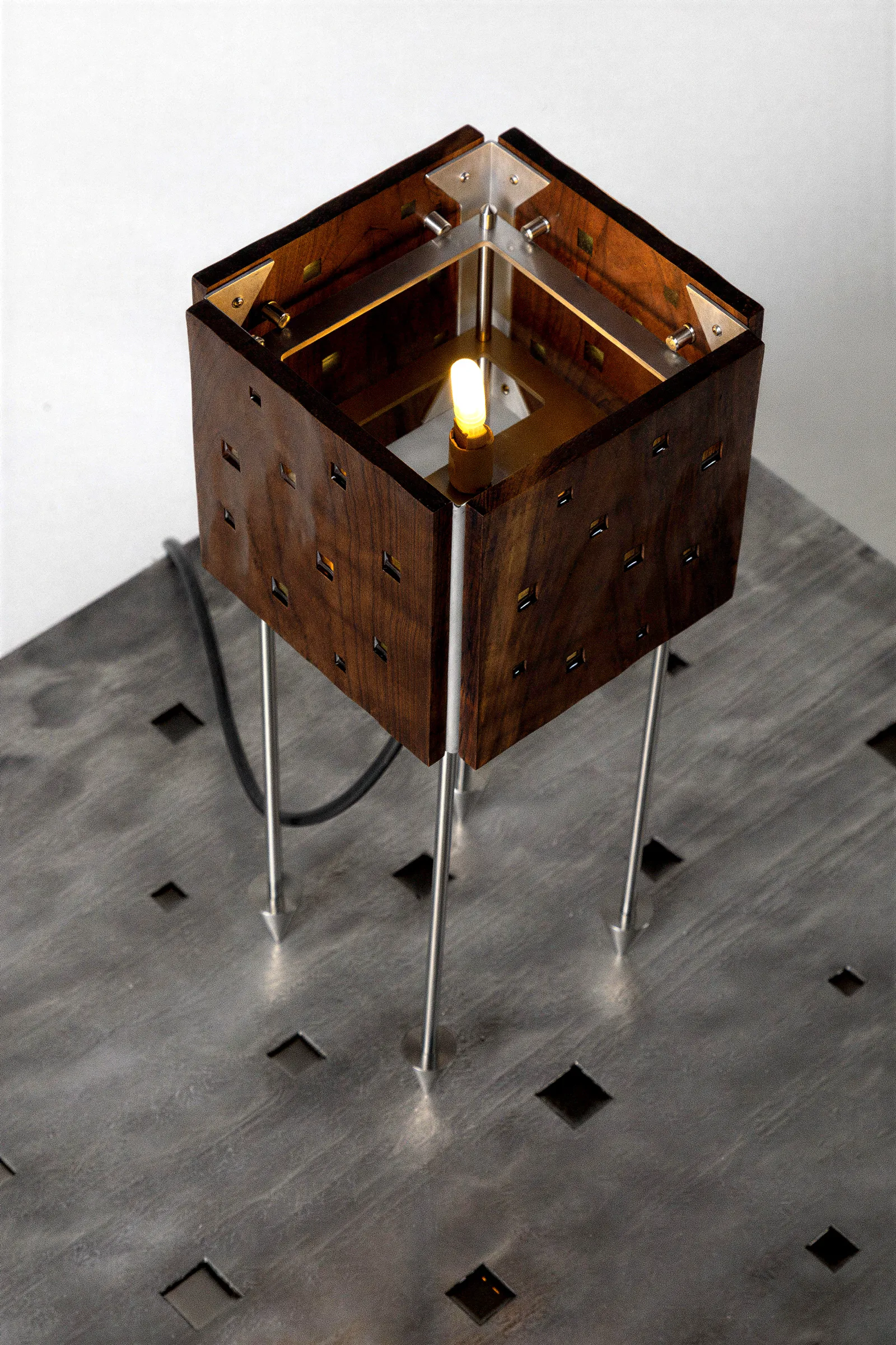 Luminária de Mesa Prisma, em madeira Imbuia, sobre a Mesa de Centro Plano, da coleção Massiva, da DONÓ Design.