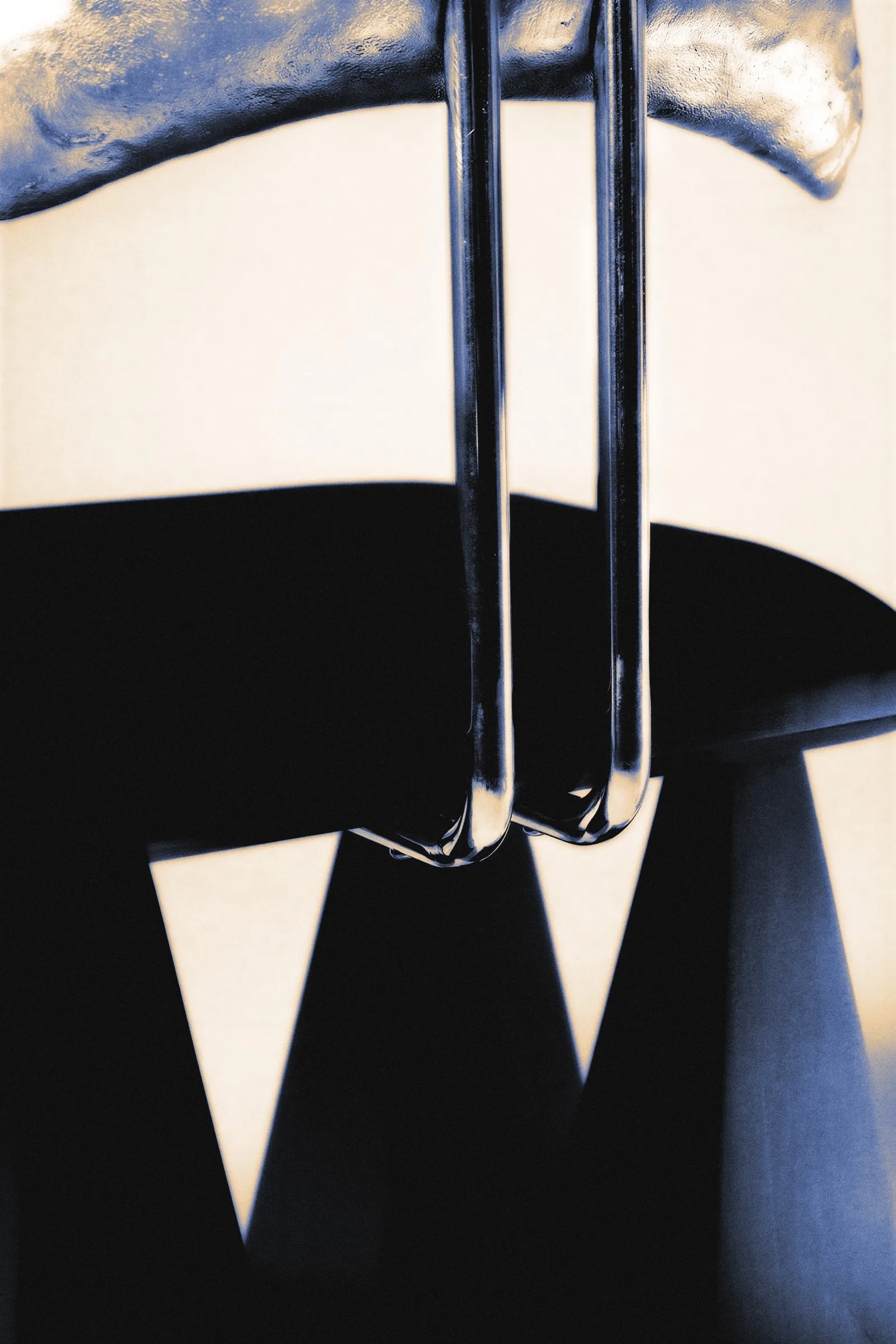 Imagem editorial de detalhe das costas da cadeira Arco, da coleção Massiva, da DONÓ Design.