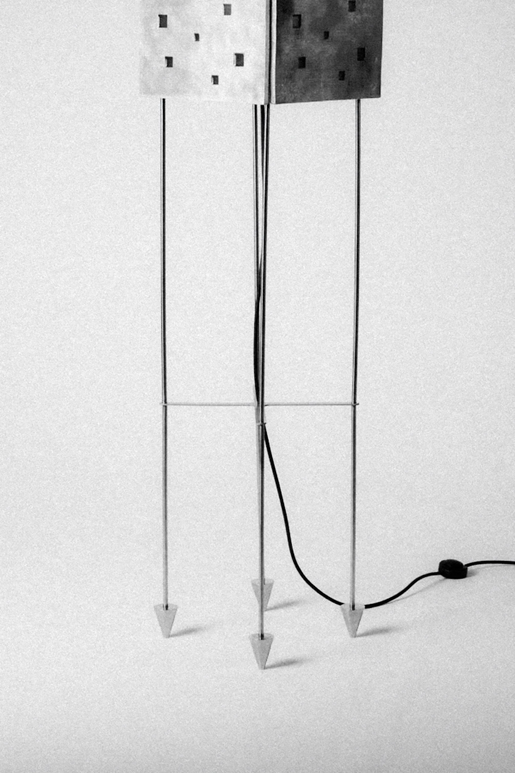 Imagem editorial em preto e branco de detalhes da luminária de chão Prisma, da coleção Massiva, da DONÓ Design.