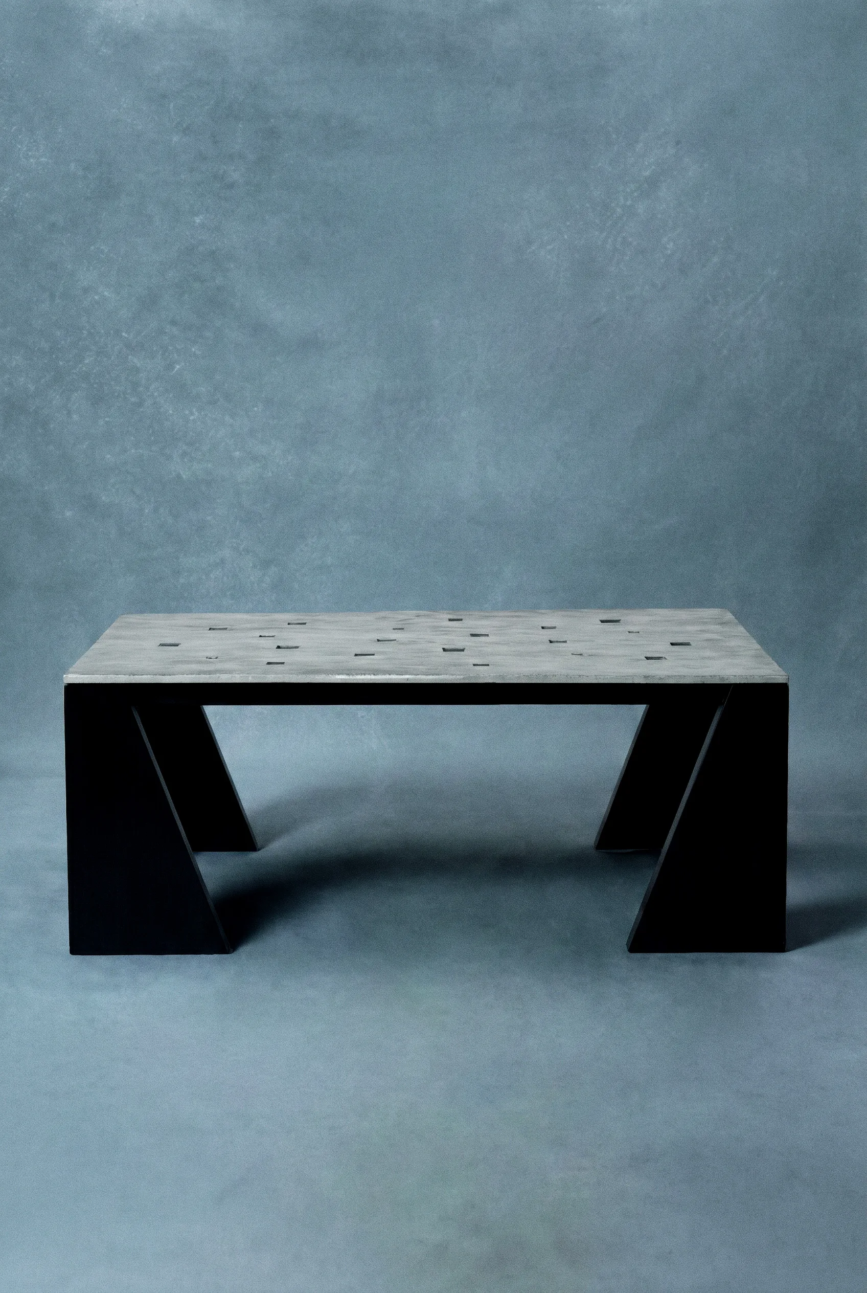 Mesa de centro Plano, em vista frontal, em ambiente editorial, da coleção Massiva, da DONÓ Design.