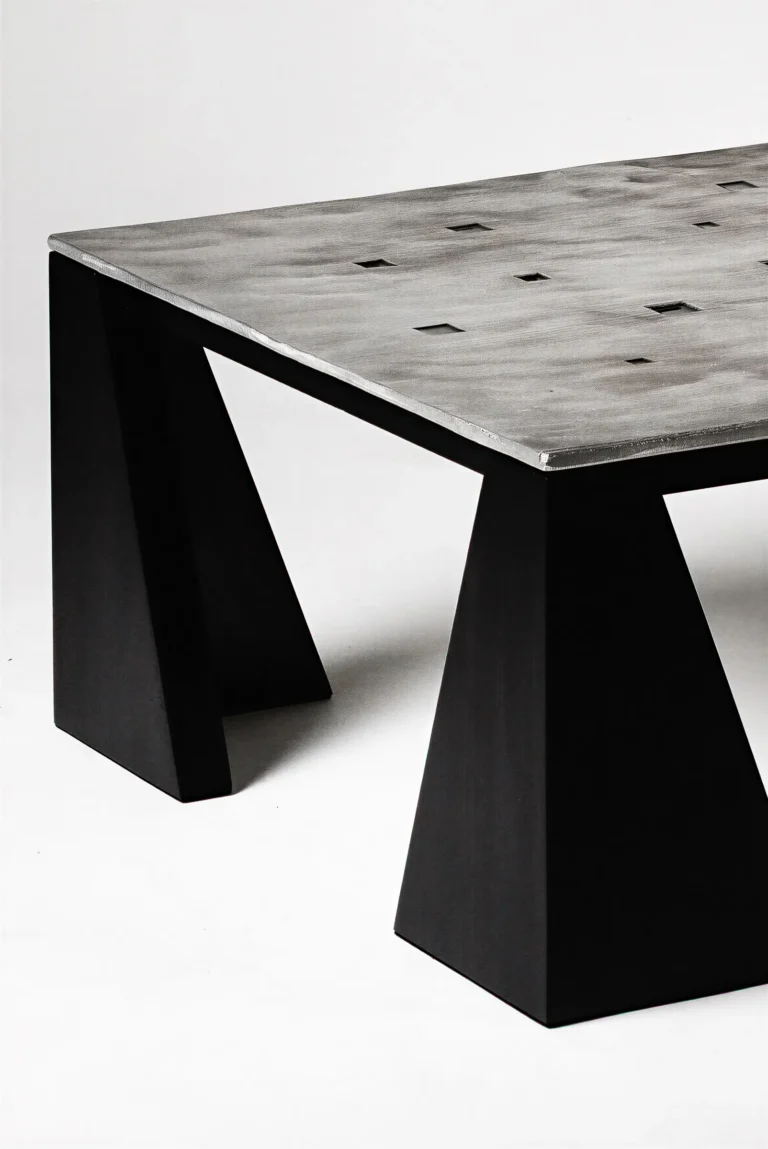 Detalhe das pernas e tampo da Mesa de Centro Plano, da coleção Massiva, da DONÓ Design.