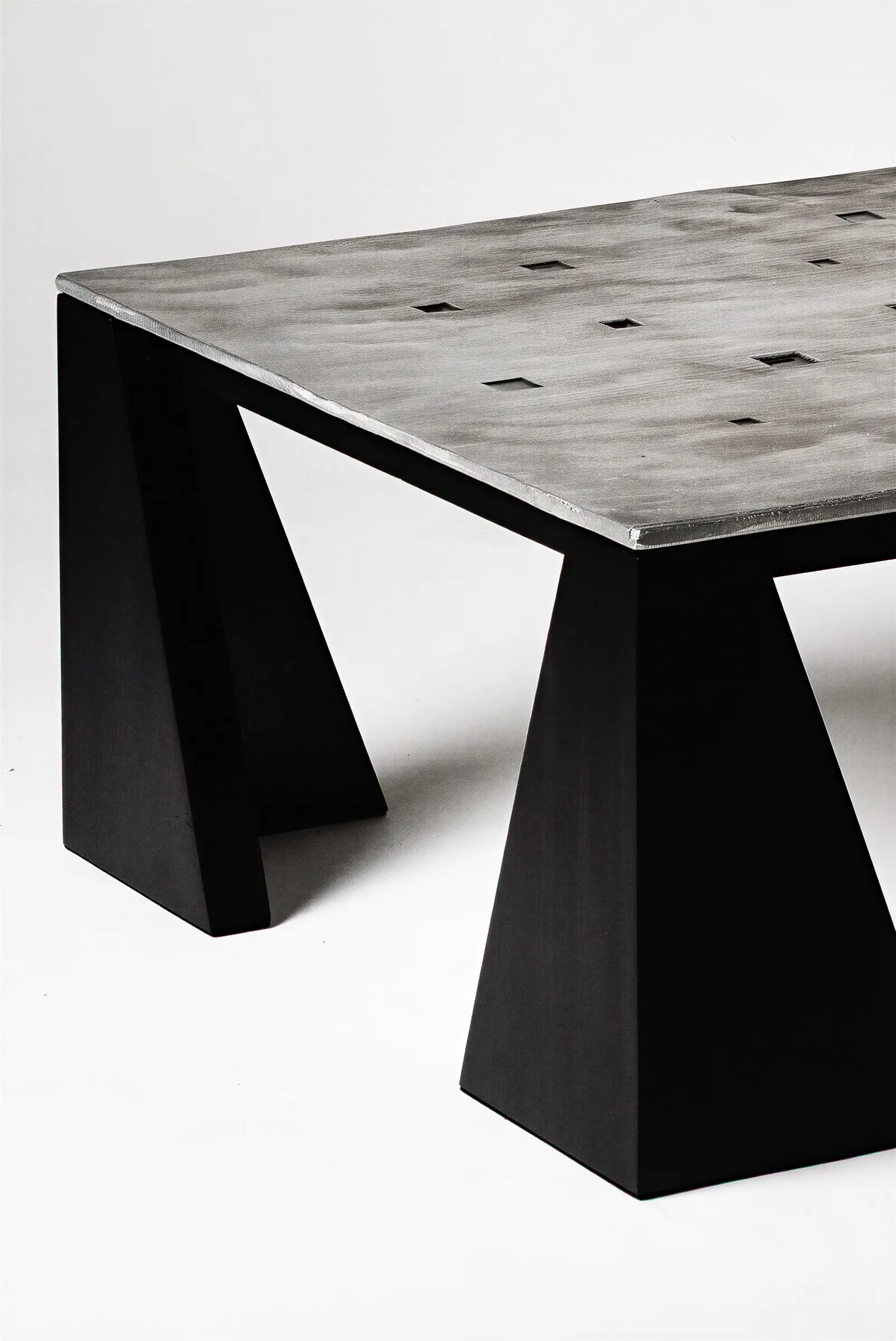 Detalhe das pernas e tampo da Mesa de Centro Plano, da coleção Massiva, da DONÓ Design.
