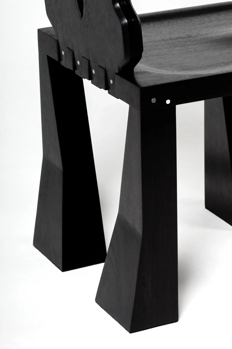 Detalhe posterior dos encaixes, da cadeira Núcleo, da coleção Massiva, da DONÓ Design.