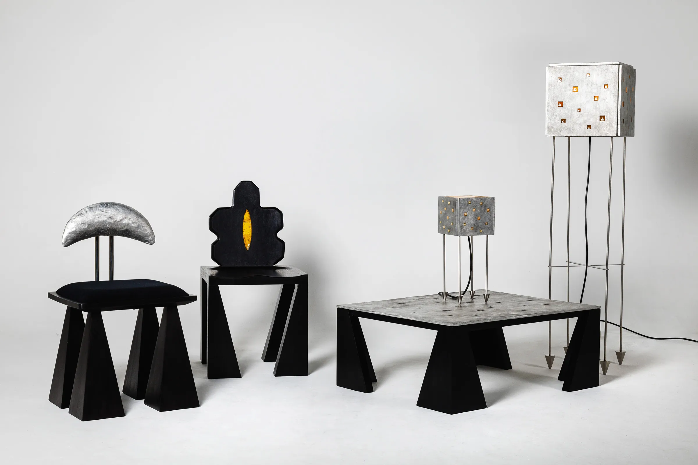 Coleção Massiva da DONÓ Design com cadeiras, luminárias e mesa de centro.