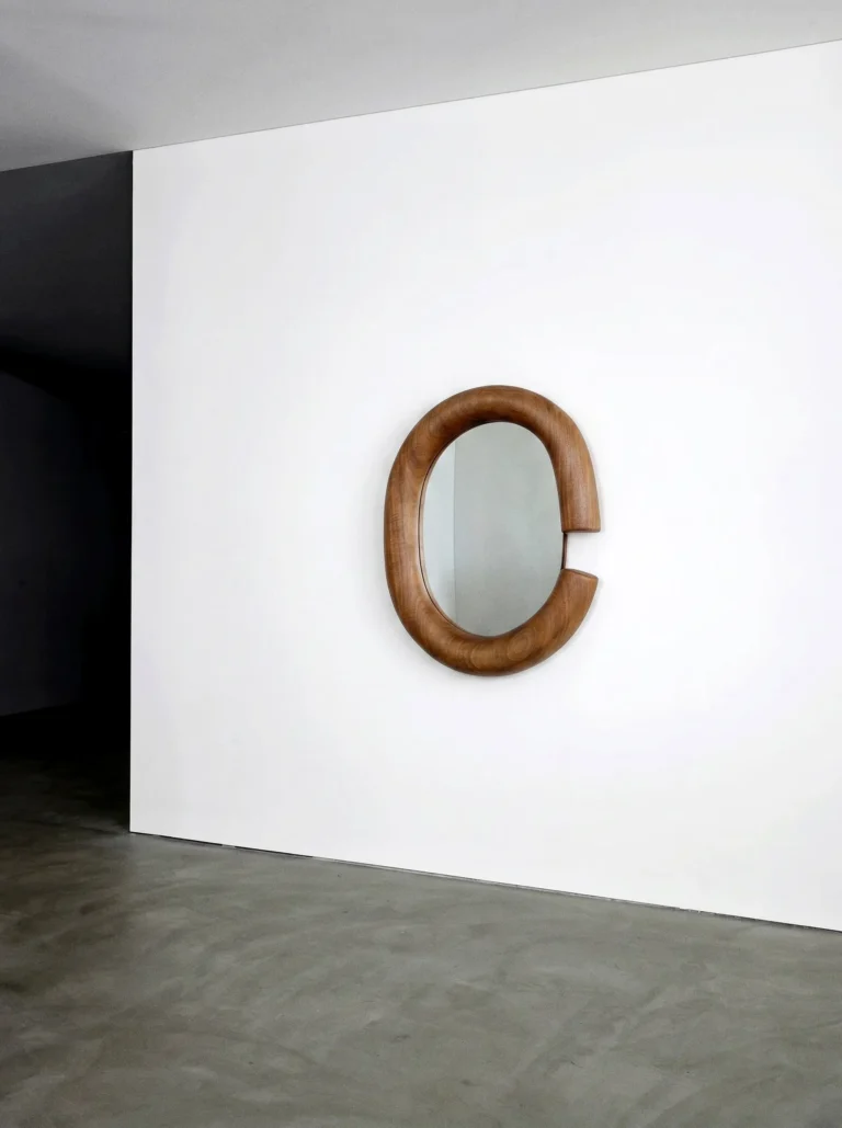 Espelho de parede Abraço, em ambiente interno, da DONÓ Design.