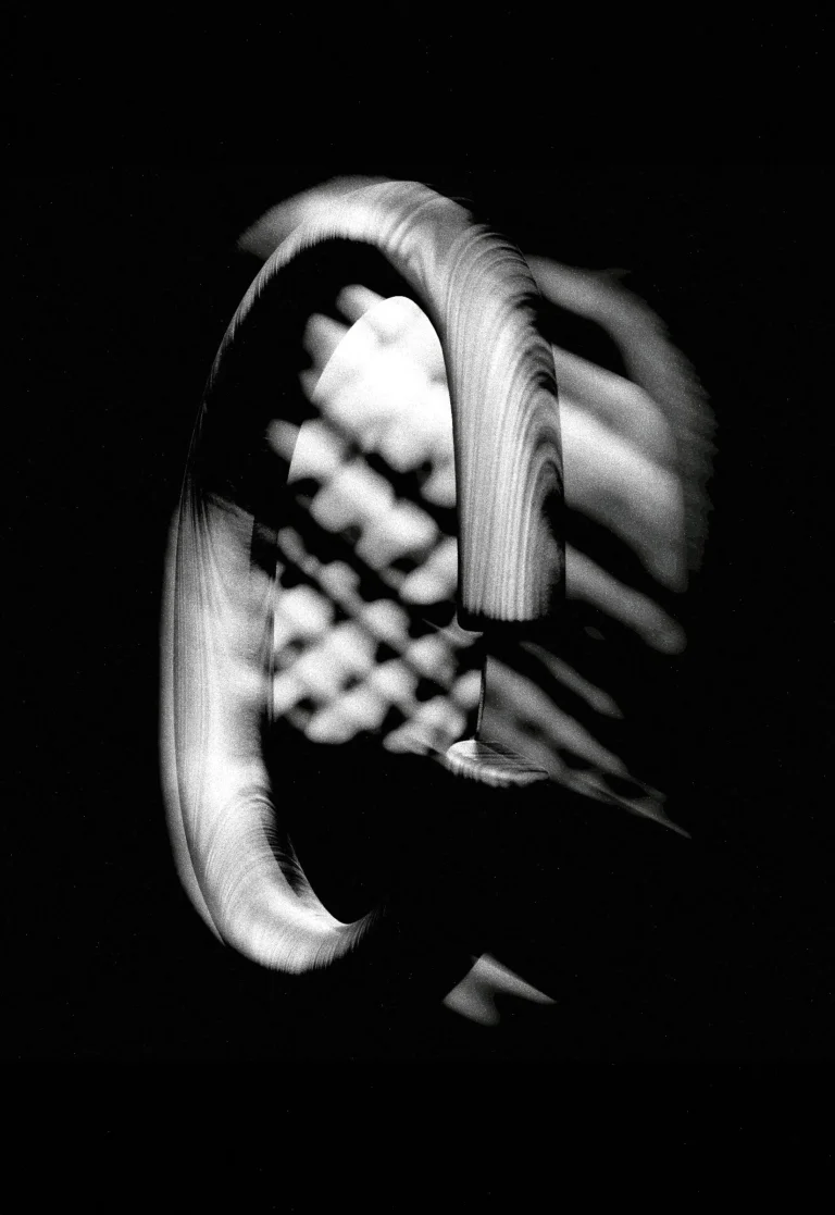 Imagem editorial em preto e branco do Espelho Abraço, da DONÓ Design.
