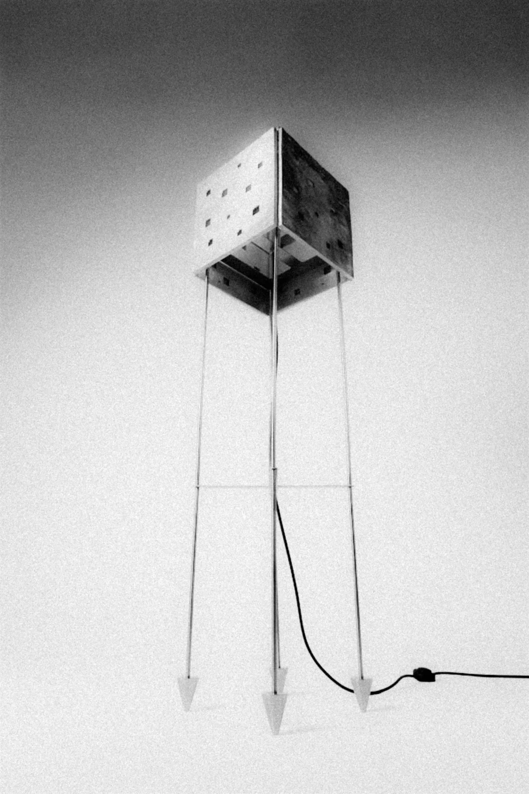 Imagem editorial em preto e branco da Luminária de Chão Prisma em perspectiva inferior da coleção Massiva da DONÓ Design.