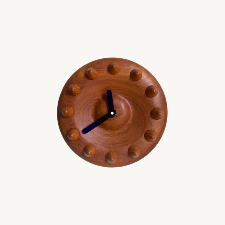 Relógio de parede Jambu, em madeira Cumaru, da DONÓ Design.